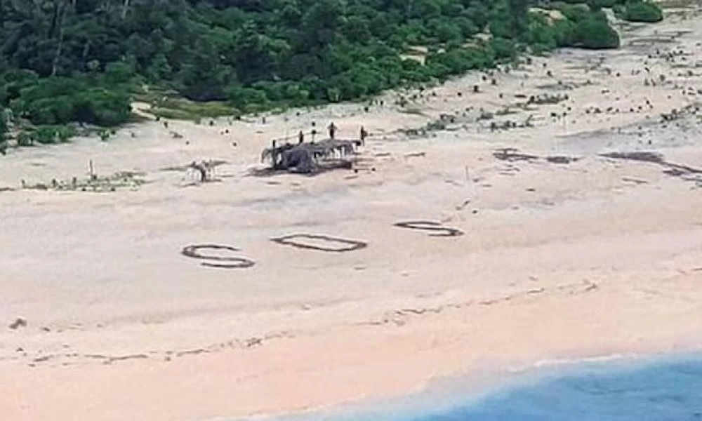 Ναυαγοί εντοπίστηκαν από το SOS που έγραψαν στην άμμο